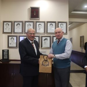Lt. Gen receiving souvenir from DG AIMH